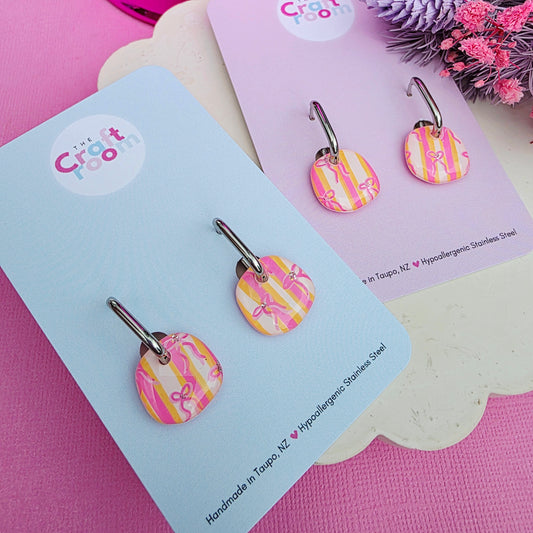 Midi stripe bow huggie hoop (oval)