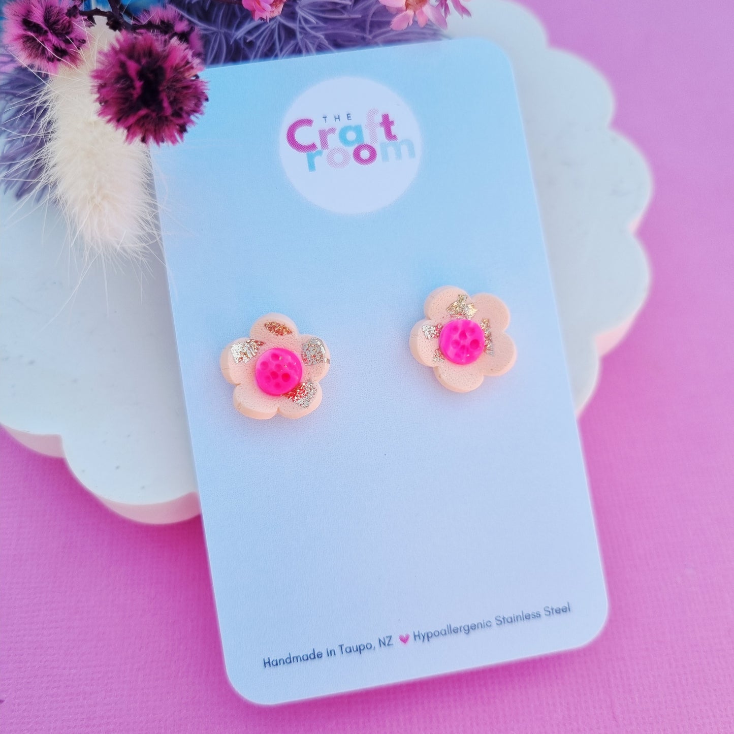 Flower stud (bright centre)