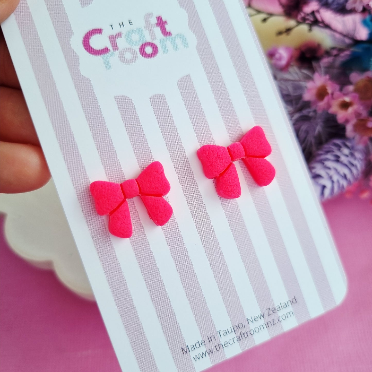 Bow stud (hot pink)