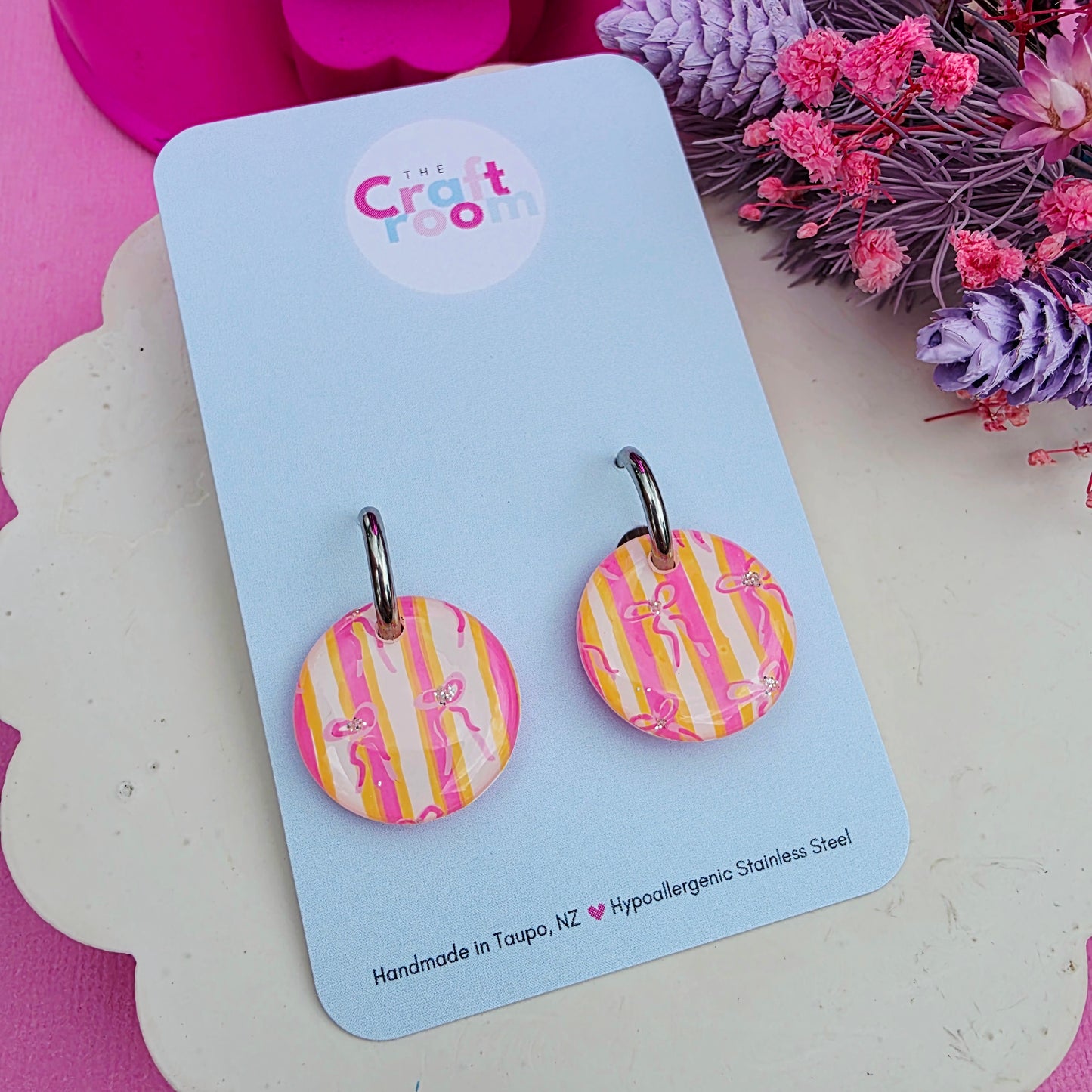 Maxi bow huggie hoop