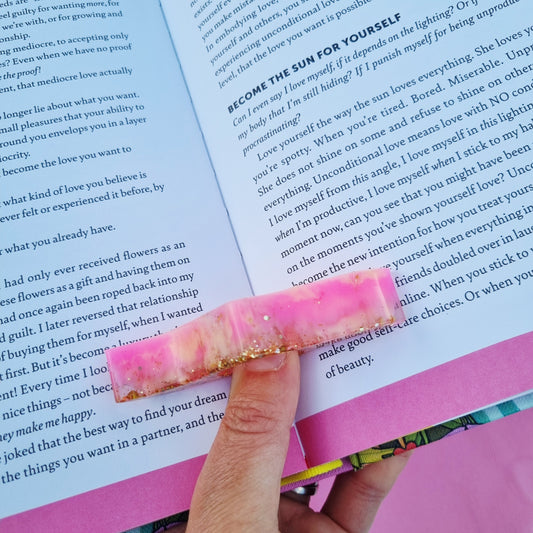 Resin thumb page holder