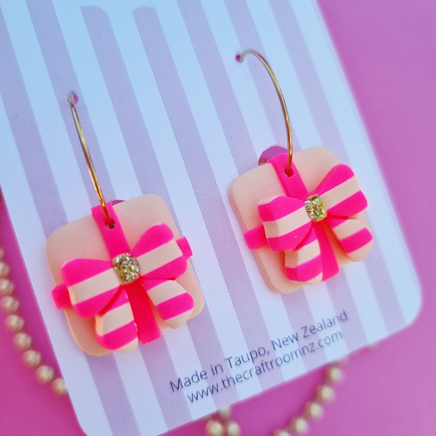 Present bow hoop (horizontal stripe)