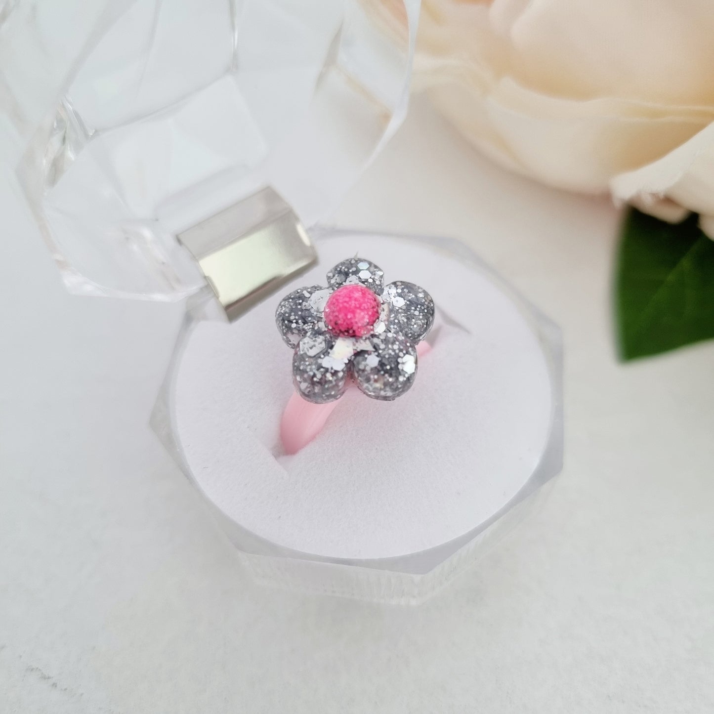 Resin ring- silver daisy